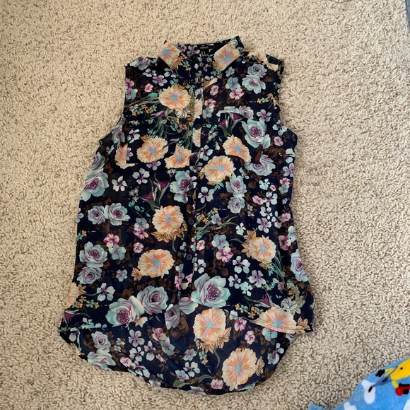 Forever 21 button up floral sleeveless blouse - Picture 2 of 6